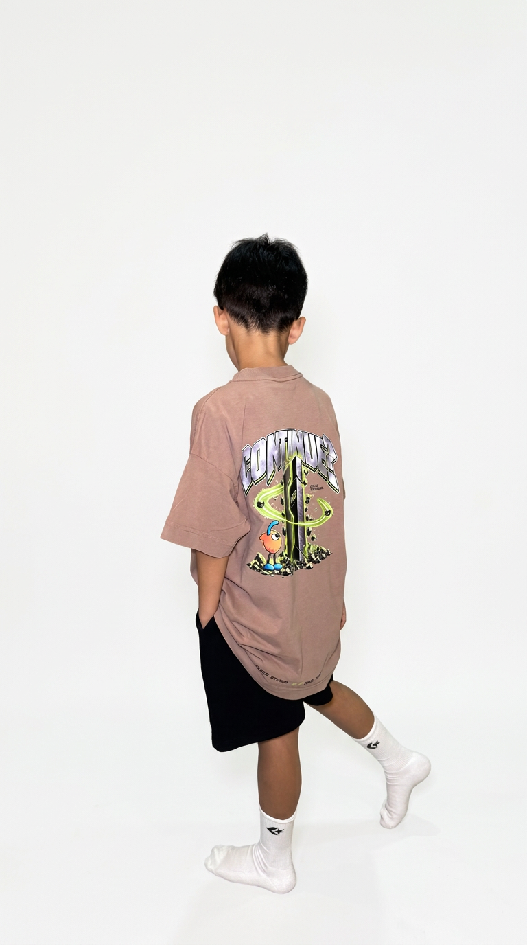Criança de costas vestindo a camiseta oversized da COLLECTION_01 no tamanho 12