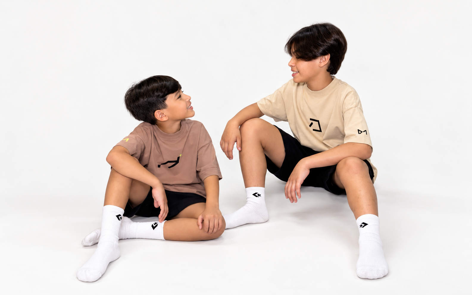 Duas crianças usando camisetas oversized da COLLECTION_01 da MODO MULEQUE