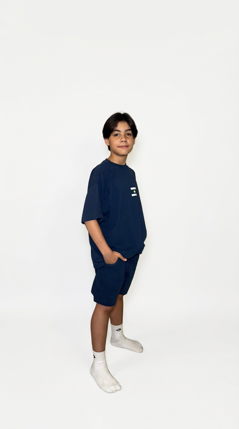 Criança vestindo a camiseta oversized da COLLECTION_01 no tamanho 16