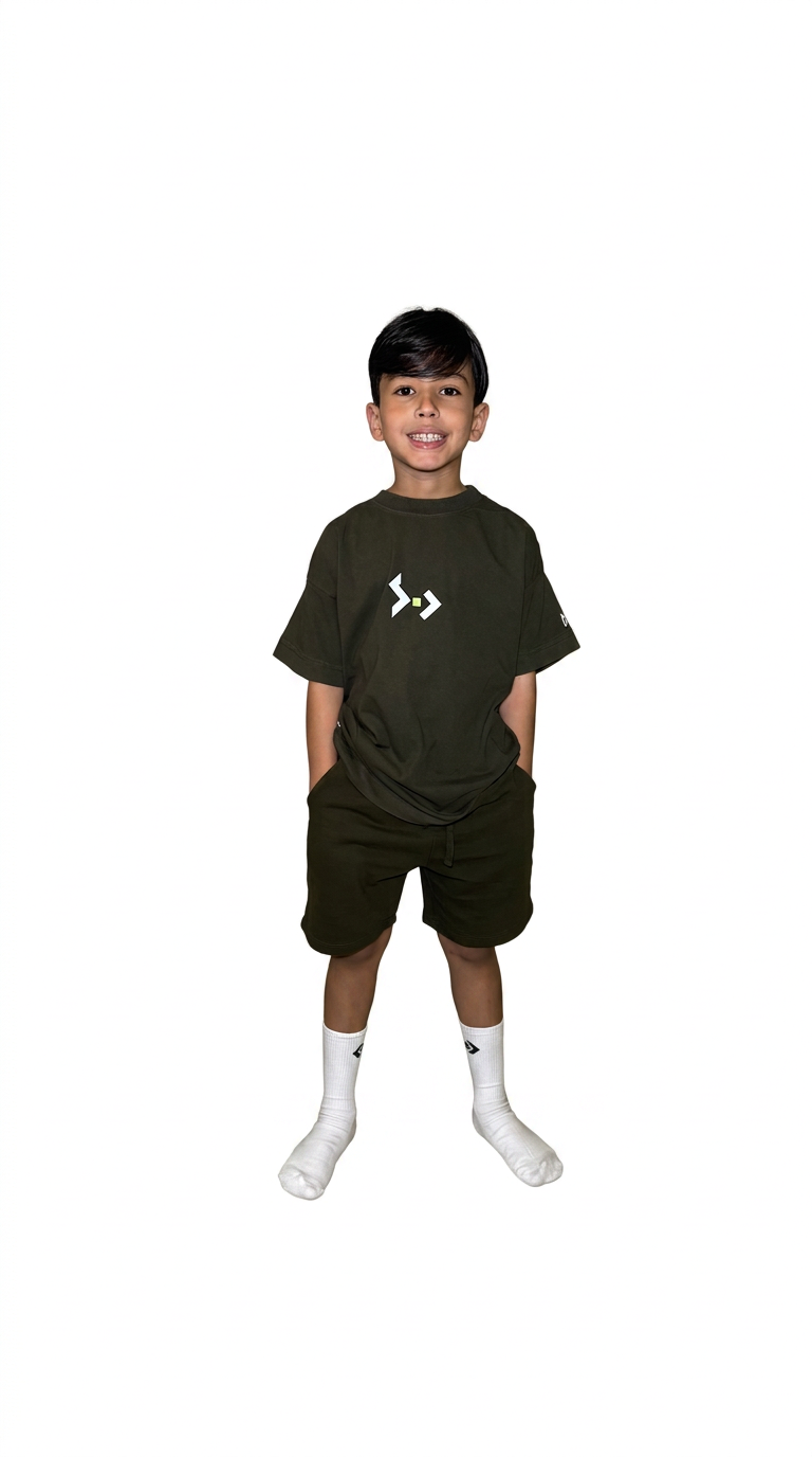 Criança vestindo a camiseta oversized da COLLECTION_01 no tamanho 10